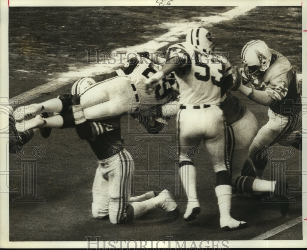 1976 Press Photo A host of Oilers' tackle New York Jets receiver Lou Piccone.- Historic Images