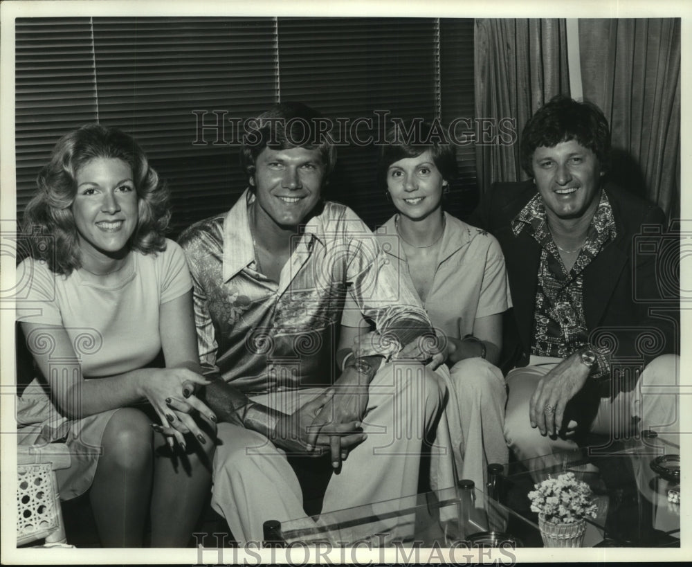 1976 Press Photo Astros' potcher Ken Forsch, wife Jonnye and others celebrate.- Historic Images