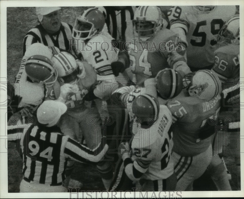 1977 Press Photo Oilers&#39; Eddie Foster in the thick of a fight with the Browns.- Historic Images