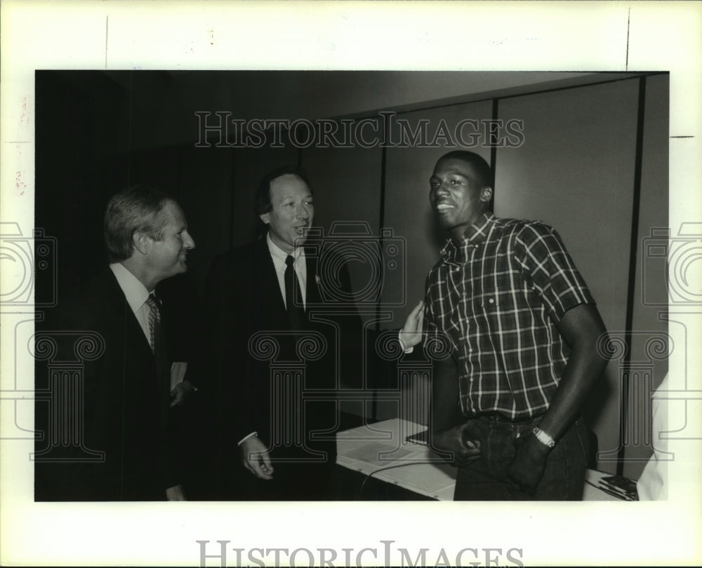 1986 Press Photo Houston&#39;s regent Don Sanders and Rickie Winslow meet Pat Foster- Historic Images