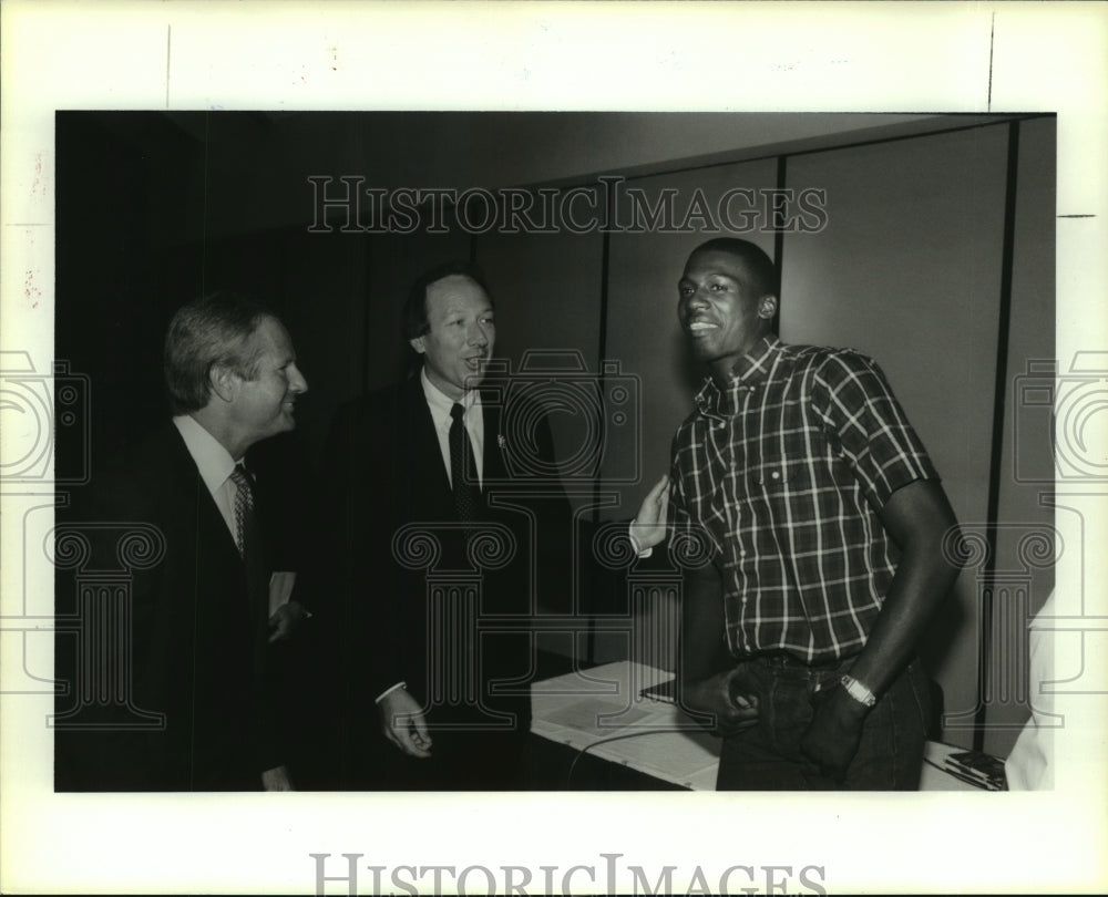 1986 Press Photo Houston's regent Don Sanders and Rickie Winslow meet Pat Foster- Historic Images