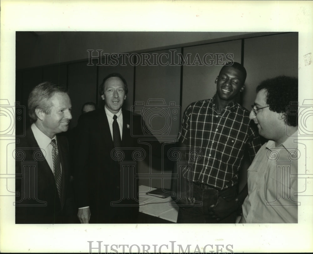 1986 Press Photo Houston Regent Don Sanders, Rickie Winslow meet with Pat Foster- Historic Images