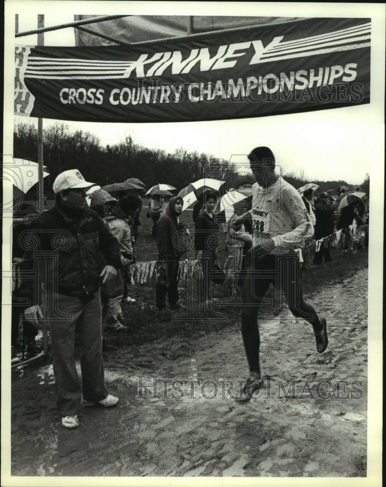 1986 Press Photo Woodlands, TX. runner Eric Henry finishes second in Charlotte.- Historic Images