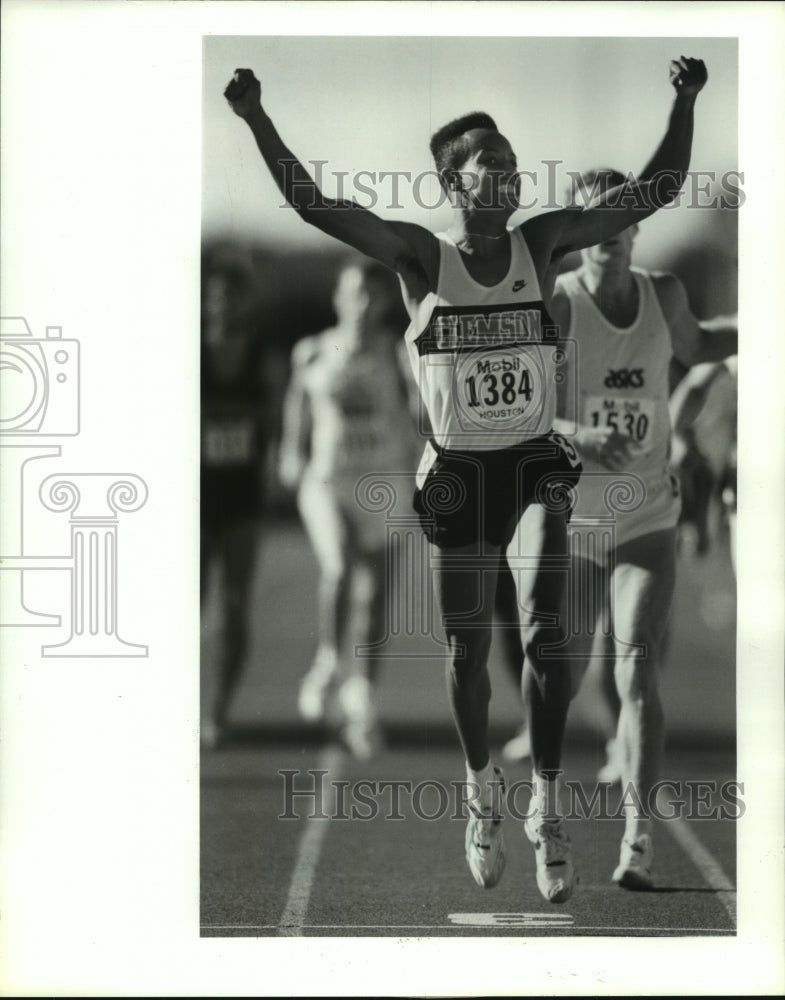 1989 Press Photo Clemson University track star Terrance Herrington finishes 1st.- Historic Images