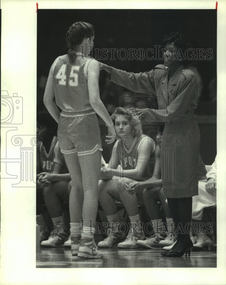 1989 Press Photo La Porte basketball coach Sharion Higgins directs Jodi Thompson- Historic Images