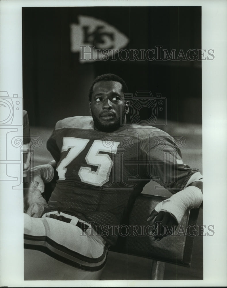 1979 Press Photo Kansas City Chiefs' defensive end Sylvester Hicks takes a break- Historic Images