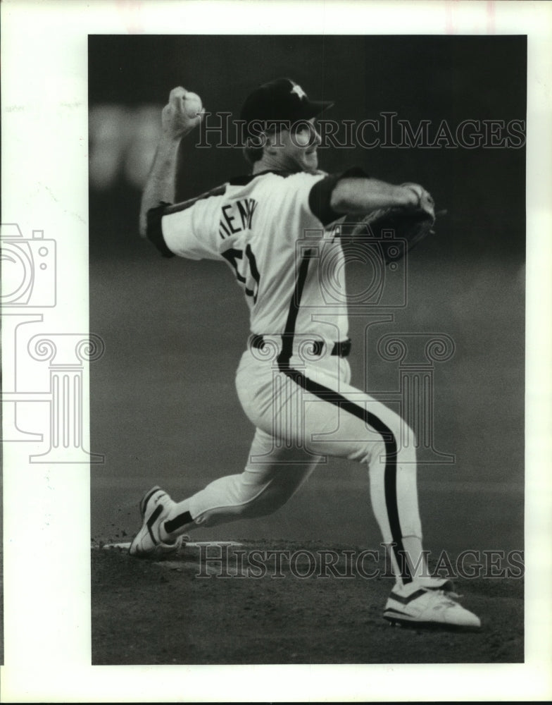 1992 Press Photo Houston Astros' Butch Henry delivers pitch against San Diego.- Historic Images