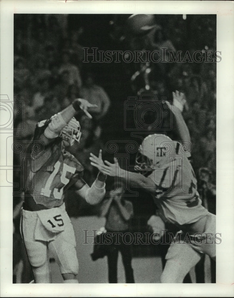 1977 Press Photo Rice quarterback Randy Hertel throws a pass against Texas A&amp;M.- Historic Images