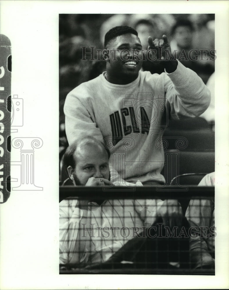 1990 Press Photo Dallas running back Alonzo Highsmith jokes with Oilers' bench.- Historic Images