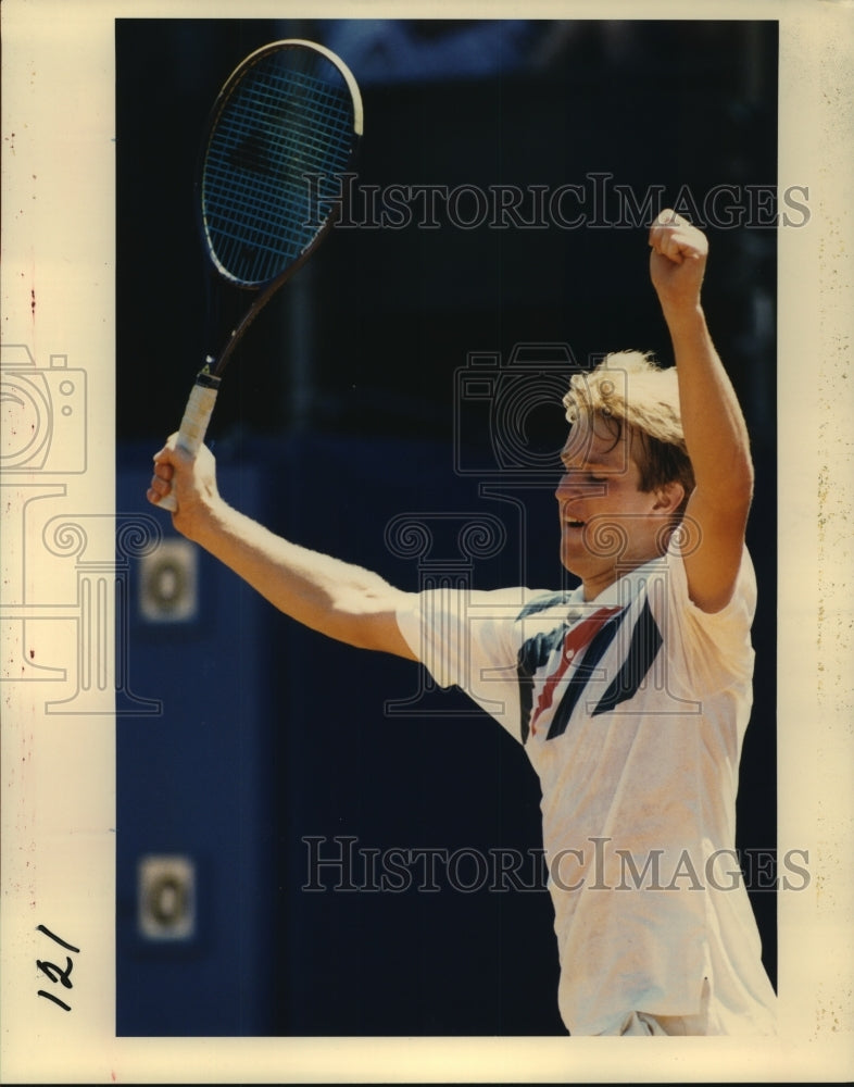 1989 Press Photo Collegiate tennis player Magnus Gustafsson celebrates victory- Historic Images