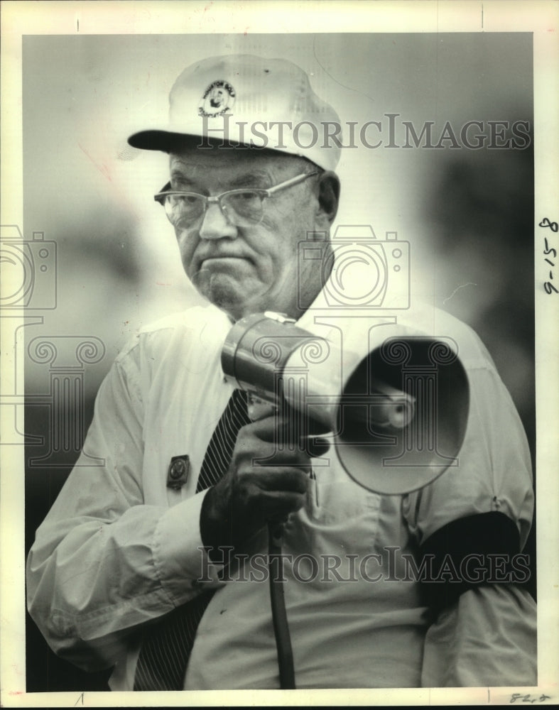 1981 Press Photo Golf official Cal Self gets ready to announce the next tee-off.- Historic Images