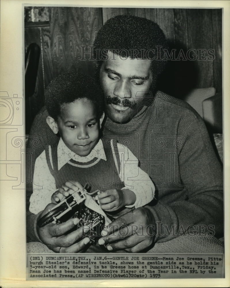 1973 Press Photo Pittsburgh Steelers' Joe Greene with son, Edward, at home in TX- Historic Images