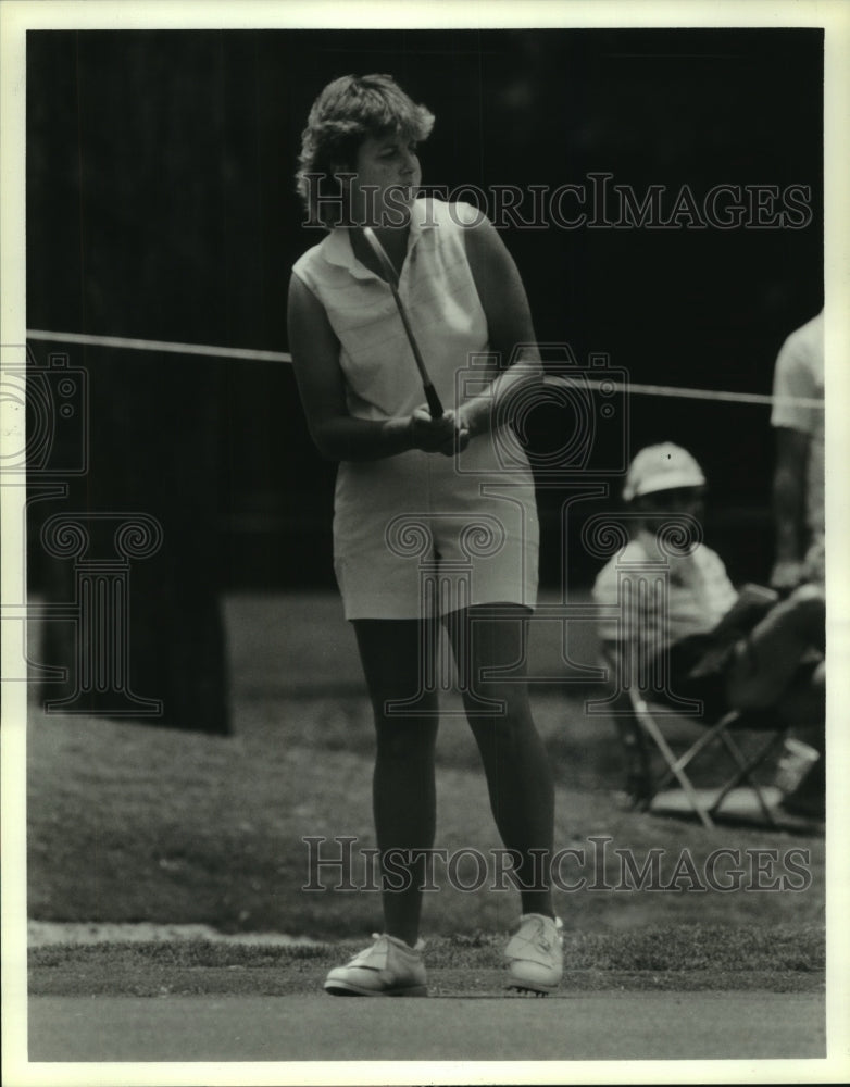 1986 Press Photo Professional golfer Penny Hammel watches ball on 1st green.- Historic Images