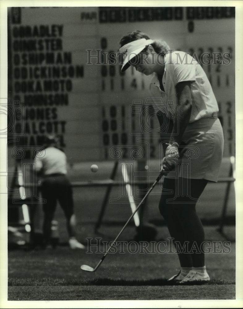 1986 Press Photo Professional golfer Penny Hammel chips ball onto 17th green- Historic Images