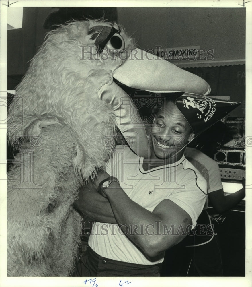 1982 Press Photo Houston Oilers&#39; Ronnie Coleman is kissed by Joe Super-Chicken.- Historic Images