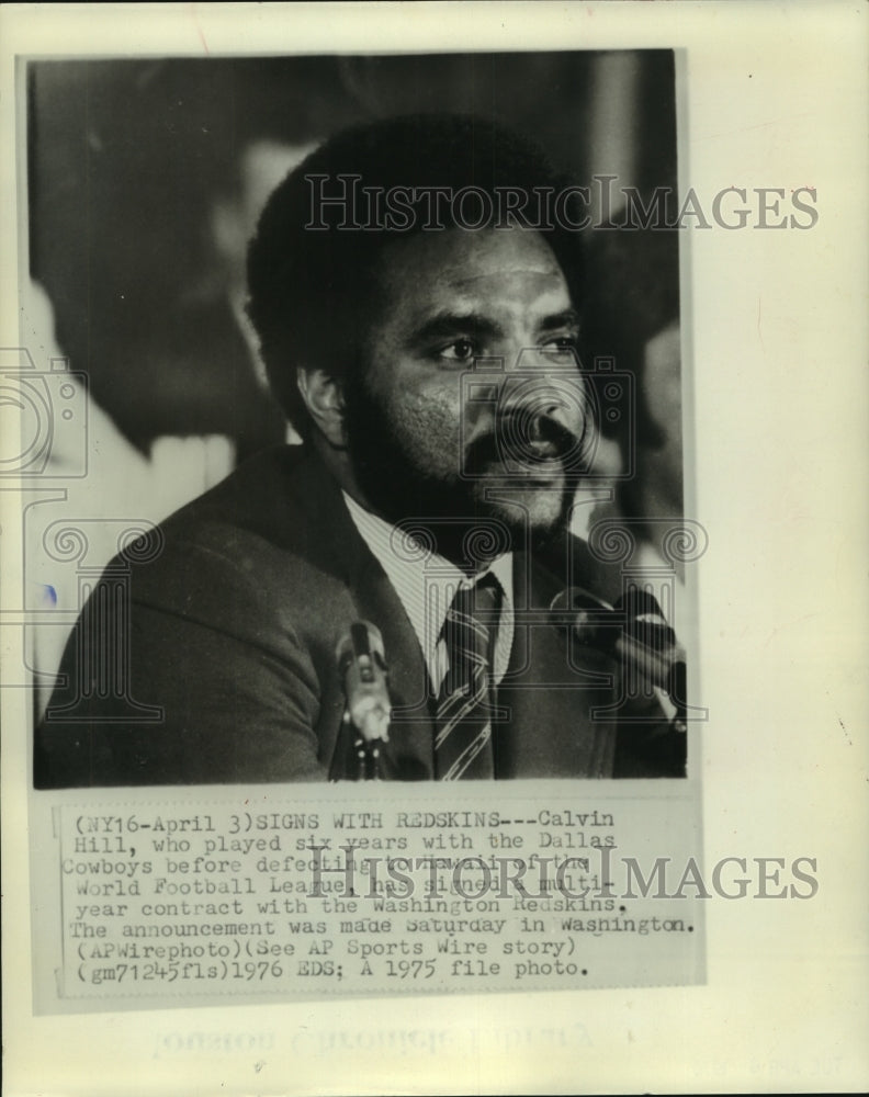 1976 Press Photo Former Cowboys running back Calvin Hill signs with Redskins.- Historic Images