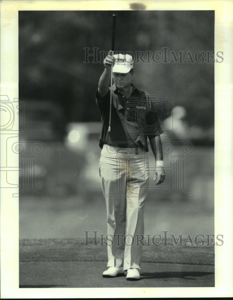 1993 Press Photo Pro golfer Mike Hill lines up his putt during final round play.- Historic Images