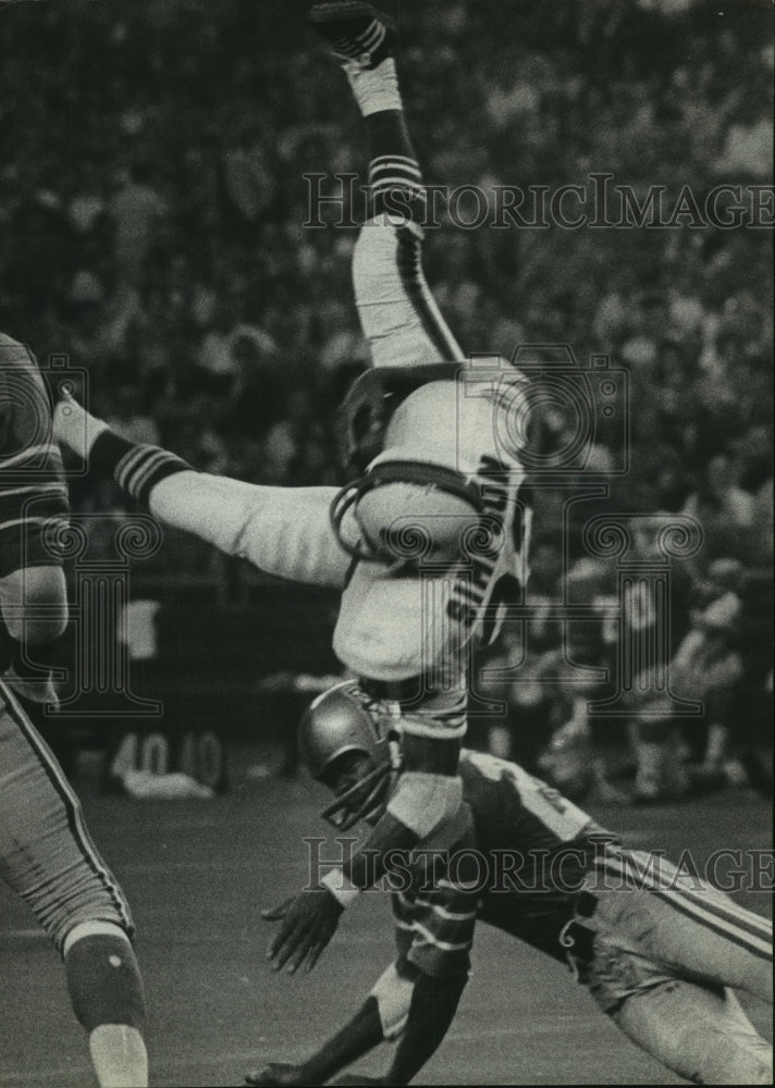 1970 Press Photo Houston Oilers&#39; defense upends Buffalo star O.J. Simpson.- Historic Images