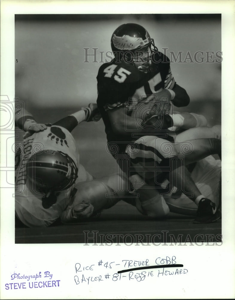 1990 Press Photo Rice University&#39;s Trevor Cobb tackled by Baylor&#39;s Reggie Howard- Historic Images