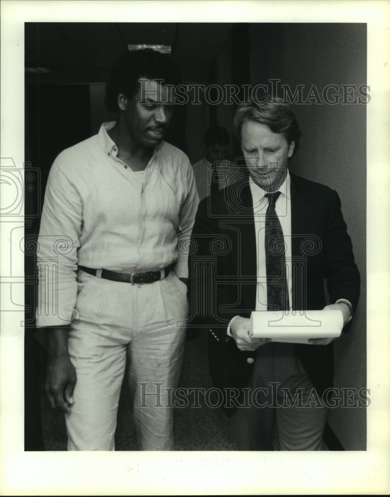 1988 Press Photo Former Astros&#39; outfielder Cesar Cedeno; attorney Mike DeGuiren.- Historic Images
