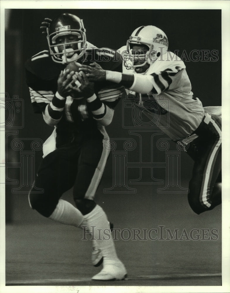 1985 Press Photo Texas Southern&#39;s Darrell Colbert catches a touchdown pass.- Historic Images