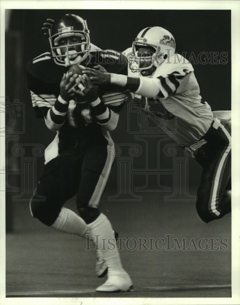 1985 Press Photo Texas Southern's Darrell Colbert catches a touchdown pass.- Historic Images