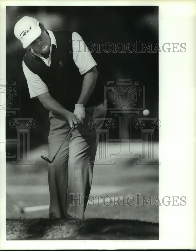 1989 Press Photo Professional golfer David Canipe hits from the rough in Houston- Historic Images