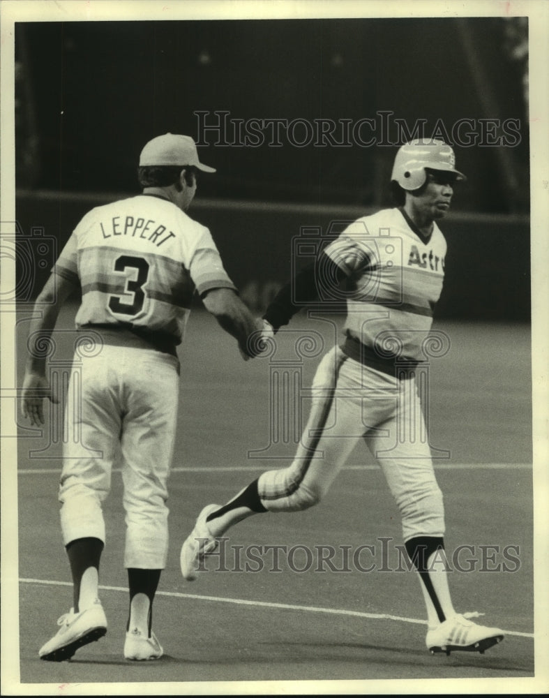 1980 Press Photo Houston Astros' Jose Cruz shakes coach Leppert's hand at third- Historic Images