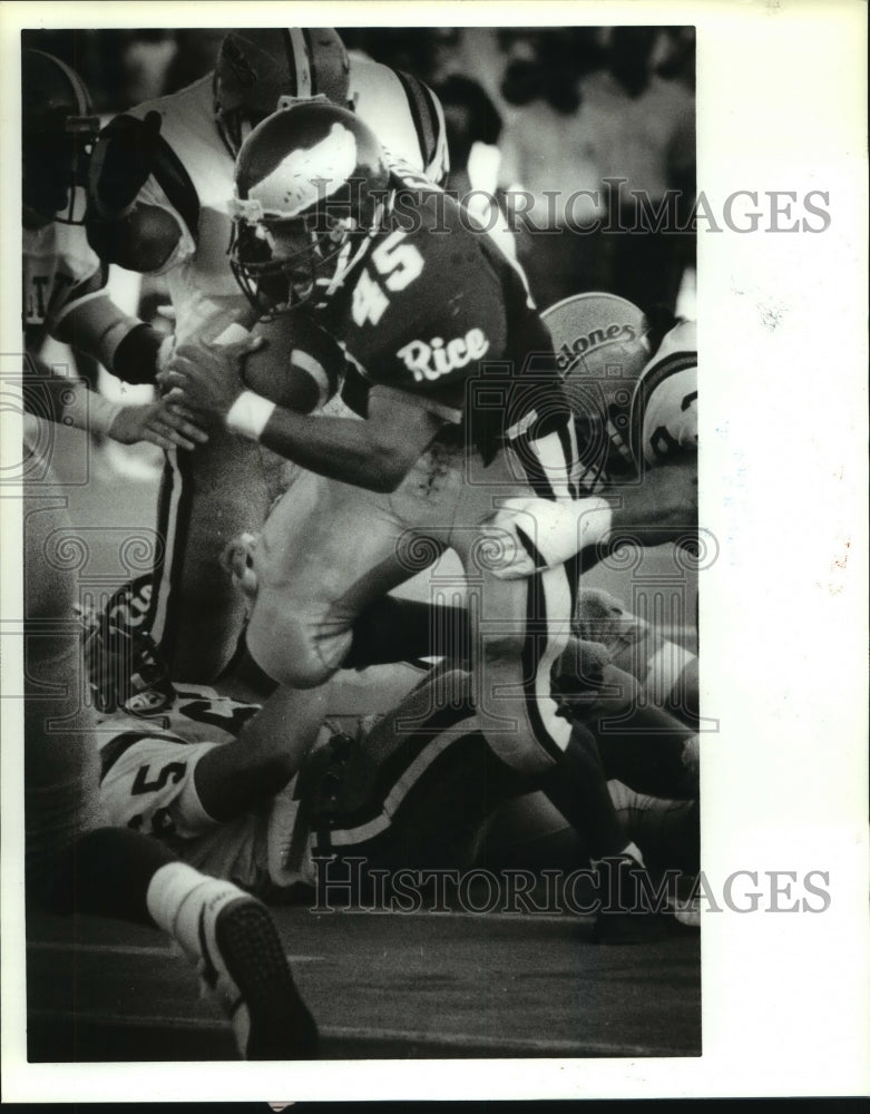 1991 Press Photo Rice university's Trevor Cobb breaks through Iowa State line.- Historic Images