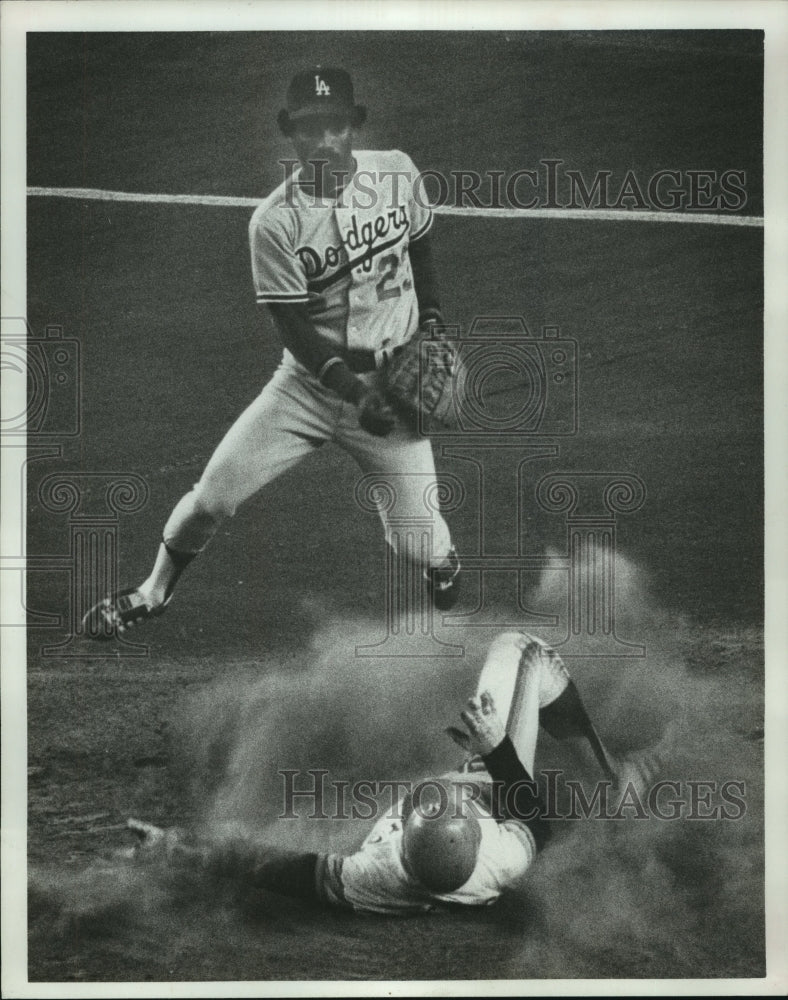 1977 Press Photo Houston Astros&#39; Jose Cruz slides in second base against Dodgers- Historic Images