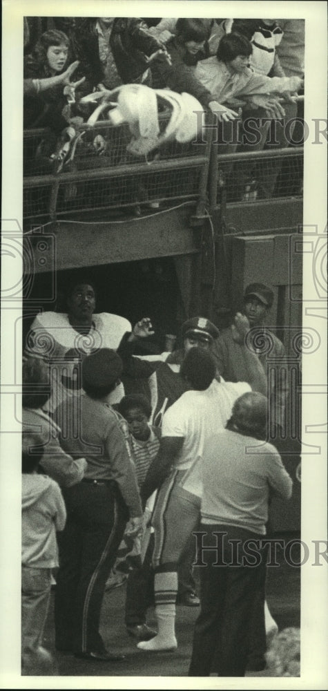 1982 Press Photo Houston Oilers&#39; running back Earl Campbell tosses shoulder pads- Historic Images