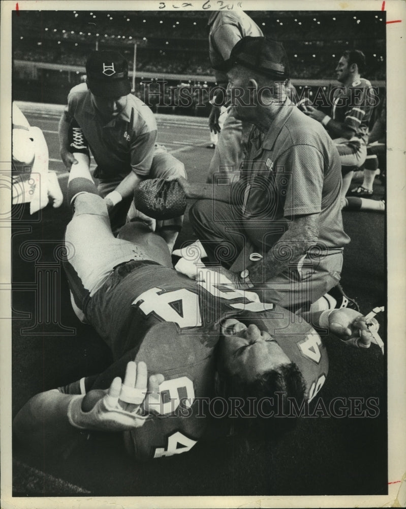 1970 Press Photo Houston Oilers&#39; Ron Saul has his knee worked on by trainers.- Historic Images