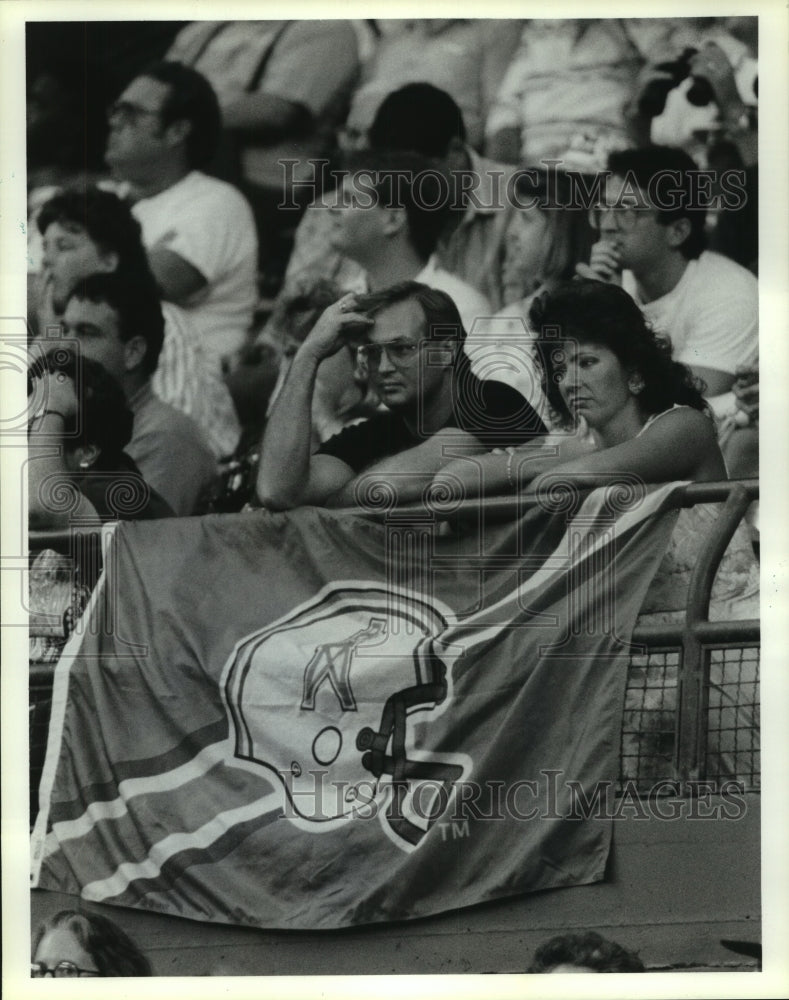 1992 Press Photo Houston fans look on dejectedly as Oilers lose to Steelers.- Historic Images