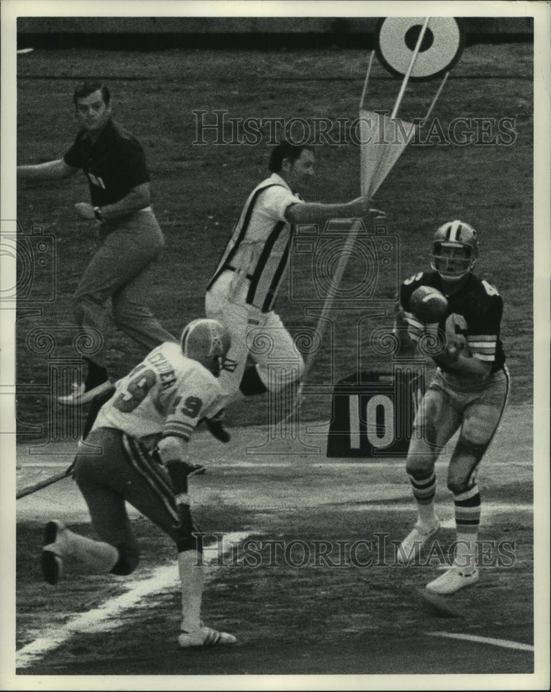 Press Photo Oilers' defender closes in on Saints receiver at 10-yard line.- Historic Images