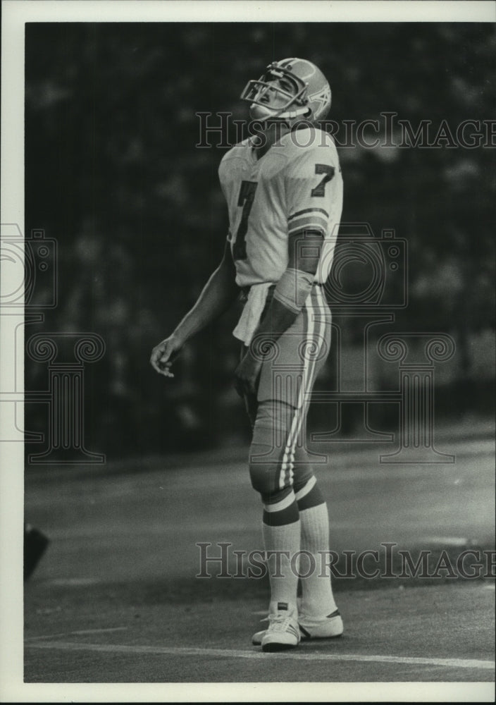 Press Photo Houston Oilers' quarterback Dan Pastorini appears to be frustrated.- Historic Images
