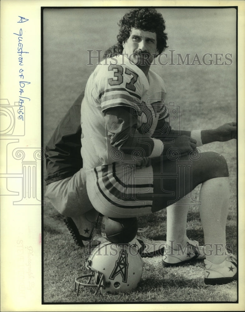 1989 Press Photo Oilers&#39; football player sits on football resting on his helmet.- Historic Images