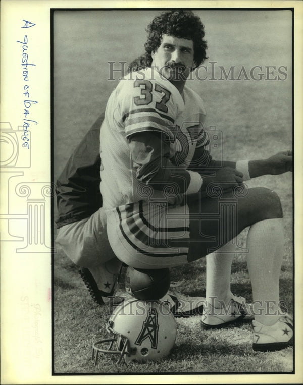 1989 Press Photo Oilers' football player sits on football resting on ...