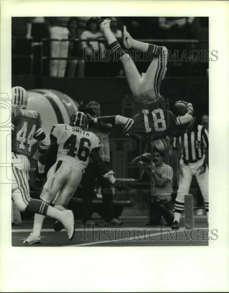 1989 Press Photo Houston Oilers&#39; receiver Ernest Givins leaps upside down for TD- Historic Images