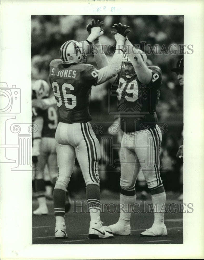 1989 Press Photo Oilers&#39; Sean Jones and Doug Smith celebrate quarterback sack.- Historic Images