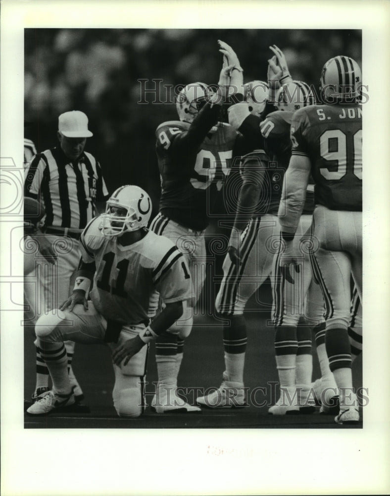 1990 Press Photo Houston Oilers&#39; defense celebrates sacking Jeff George.- Historic Images