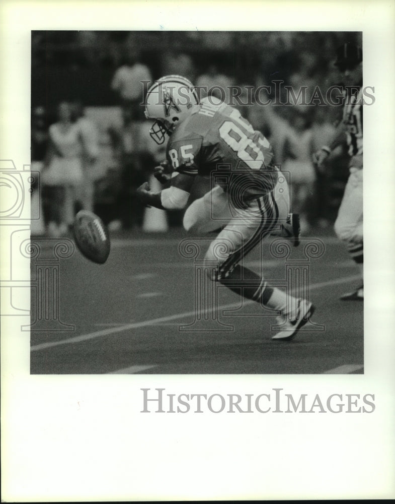 1990 Press Photo Houston Oilers&#39; Drew Hill can&#39;t hand onto pass from Warren Moon- Historic Images