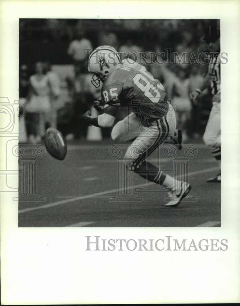 1990 Press Photo Houston Oilers' Drew Hill can't hand onto pass from Warren Moon- Historic Images