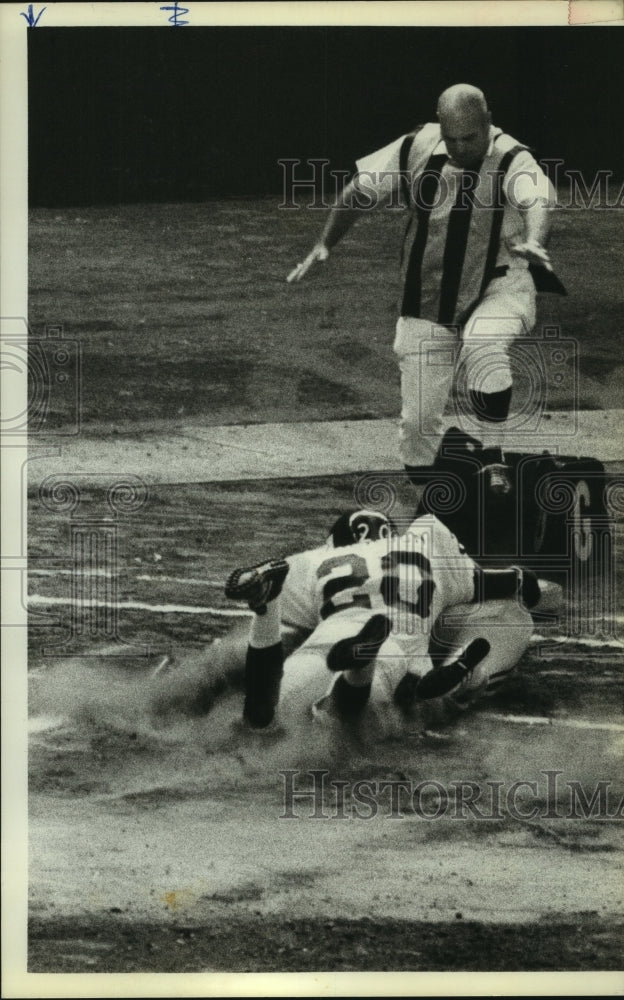 1974 Press Photo A Houston Oilers football player is tackled near goal line.- Historic Images