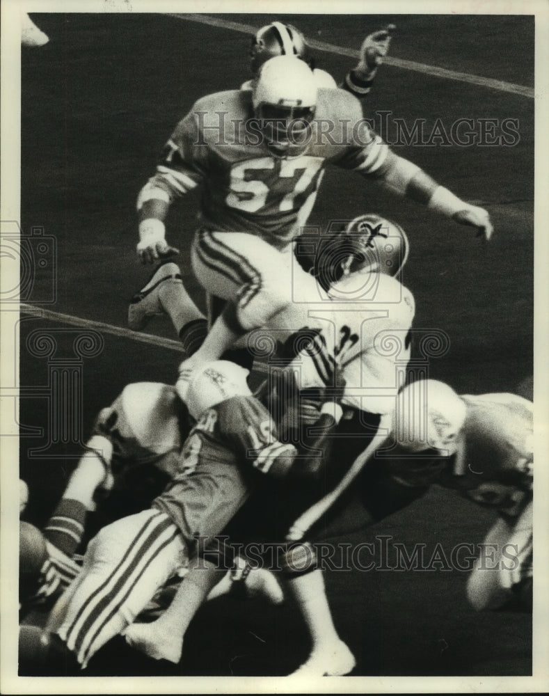 1976 Press Photo Houston Oilers defenders stop New Orleans Saints ball carrier.- Historic Images