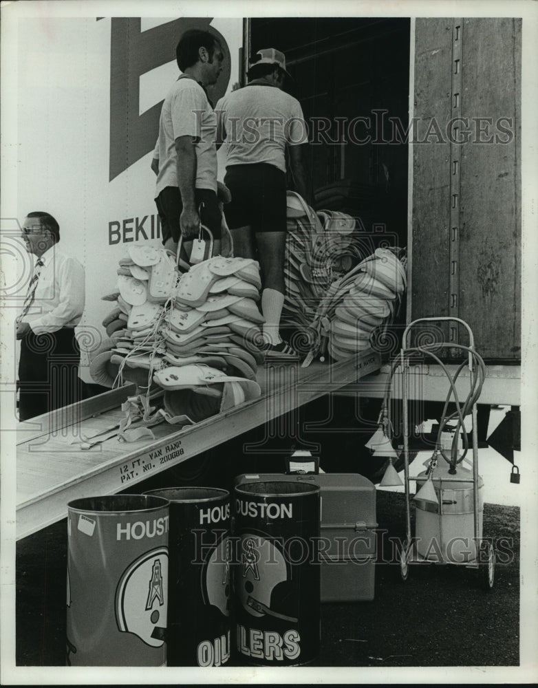 1977 Press Photo Oilers&#39; equipment manager Greg Aoramus; trainer Charley Henry.- Historic Images