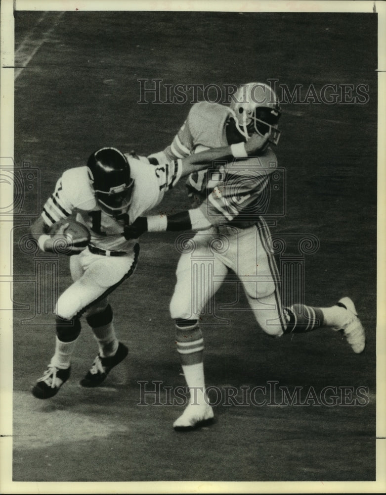 1974 Press Photo An Oiler gets a face full while tackling a Bear. - hcs08888- Historic Images