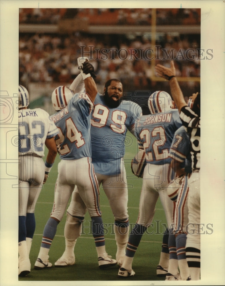 1990 Press Photo A group of Oilers celebrate a touchdown against the Lions.- Historic Images