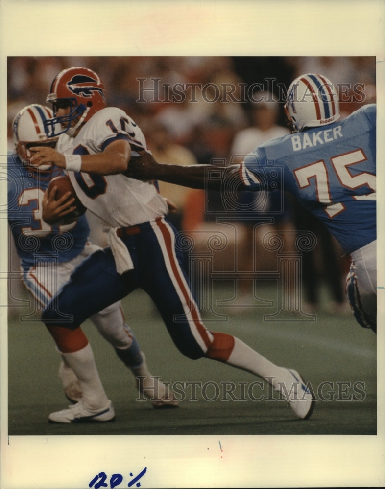 1991 Press Photo Houston Oilers&#39; defenders pursue a scrambling Buffalo Bill.- Historic Images