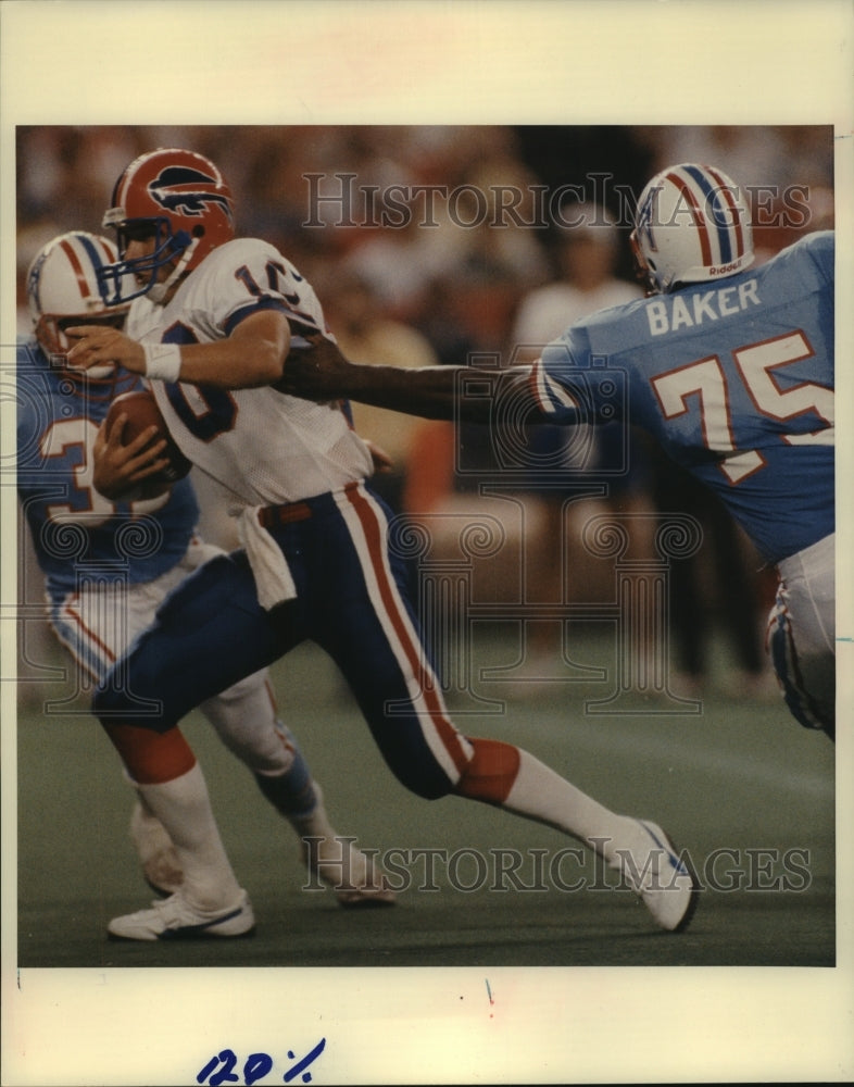 1991 Press Photo Houston Oilers' defenders pursue a scrambling Buffalo Bill.- Historic Images