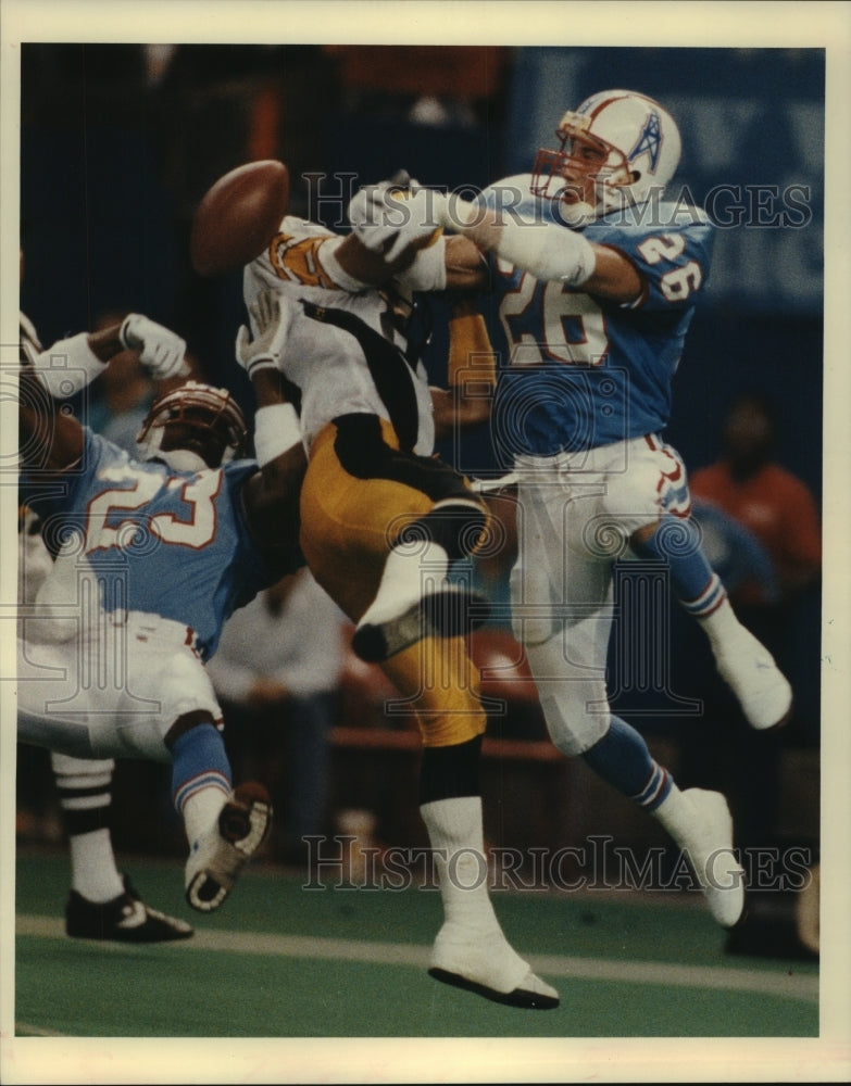 1991 Press Photo Houston Oilers' Bo Orlando breaks up a pass for Louis ...